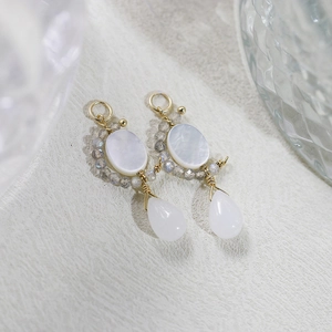 Boucles d'oreilles artisanales dorées avec labradorite, nacre et breloques en goutte