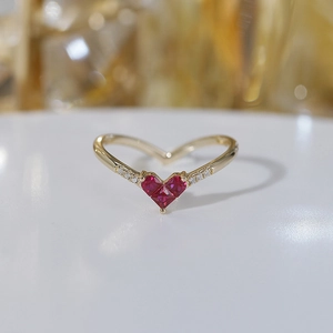 Luxurious S925 gold-plated V-shaped ring with ruby heart and sparkling side diamonds