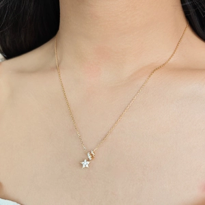 Dettaglio della collana in argento S925 dorato con ciondolo a stella e moissanite
