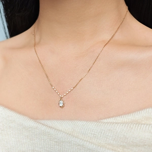 Λαμπερό οβάλ κολιέ moissanite σε σχήμα V σε ροζ χρυσό φορεμένο σε γυναικείο λαιμό