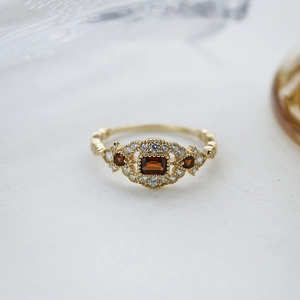 Vintage-Ring aus vergoldetem 925er Silber mit Granat und funkelnden Zirkoniasteinen