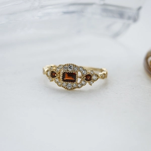 Vintage Ring aus vergoldetem 925er Silber mit Granat und weißen Zirkonia-Akzenten
