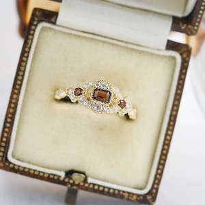 925 Sterlingsilber 14K Vergoldet Rechteckiger Roter Granat Fingerring Mit Weißem Zirkonia Vintage Palast Stil Damen Schmuck