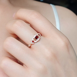 Vintage-Ring aus vergoldetem 925er Silber mit quadratischem Granat an einer Frauenhand