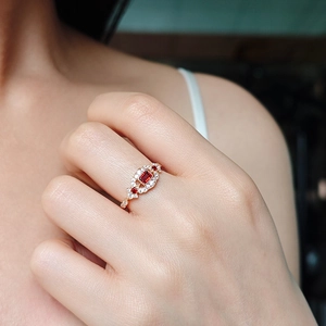 Nahaufnahme eines Vintage-Rings aus vergoldetem 925er Silber mit rotem Granat