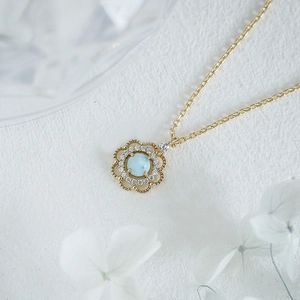 Collier avec pendentif fleur creuse en pierre de Larimar bleue et zircons blancs