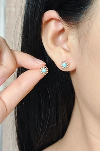 Détail de boucles d'oreilles s925 avec pierre larimar bleue et oxydes de zirconium