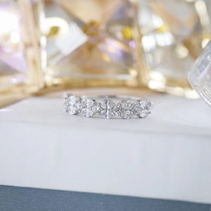Bague d'éternité en argent avec zircons marquise scintillants sur socle d'exposition