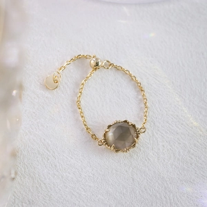 Anillo de cadena ajustable en oro de 18 quilates con piedra de cuarzo ahumado facetada