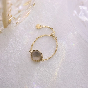 Anillo de cadena ajustable de cuarzo ahumado natural dorado con engaste de pétalos