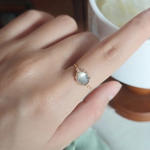 Detalle de anillo de cadena de oro ajustable con cuarzo ahumado en la mano