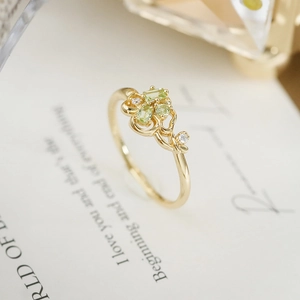 Macro di anello in argento S925 placcato oro con pietre verdi e fiori