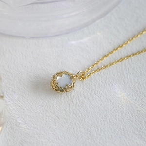 Conjunto de collar dorado con colgante de filigrana e incrustación de nácar blanco