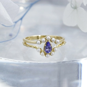 Vue macro de la bague en or S925 avec tanzanite poire et petites perles blanches