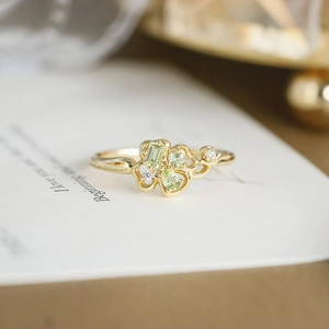 Elegante anello in argento S925 placcato oro con fiore di peridoto verde e cristalli lucidi