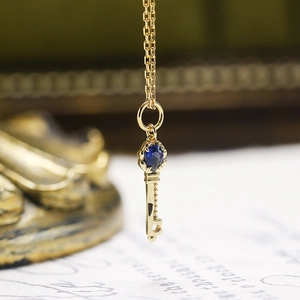 Elegante 14k vergulde S925 zilveren sleutelketting met peervormige blauwe saffierhanger