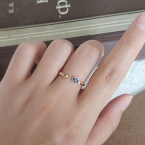 Macro van de S925 zilveren ring in 14k roségoud met blauwe saffier en klein slotje