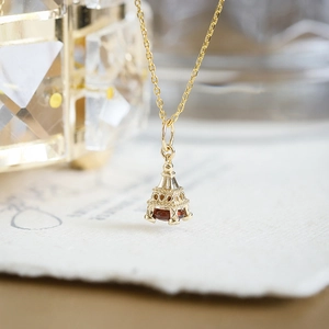 Eiffeltoren hanger van S925 verguld zilver met rode granaat en een fijne gouden ketting