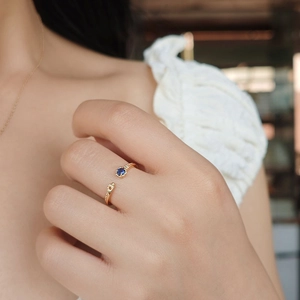 Macro-opname van een vergulde S925 zilveren ring met een ronde diepblauwe korundsteen