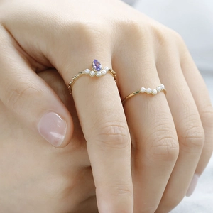 Vue macro détaillée de bagues en argent S925 doré 14k avec tanzanite et mini perles