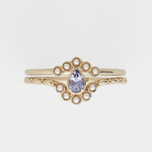 Ensemble de bagues couronne avec pierre violette en poire et perles dorées