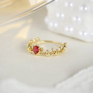 Lace crown ring in S925 silver with 14k gold plating and heart-shaped red gemstone
