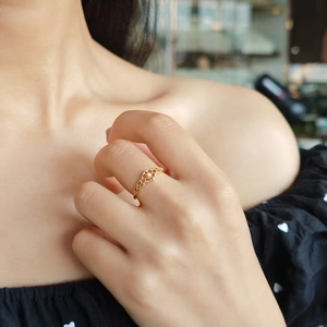 Eleganter S925 Silber Ring mit 14k Vergoldung und weißem Zirkon an der Hand
