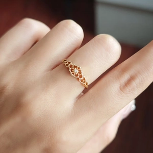 Nahaufnahme von S925 Silber Ring mit 14k Goldbeschichtung, Spitze und Zirkon