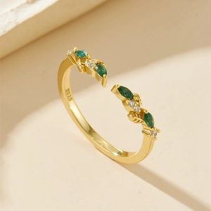 Detail of adjustable S925 silver ring with emerald green stones and leaf design