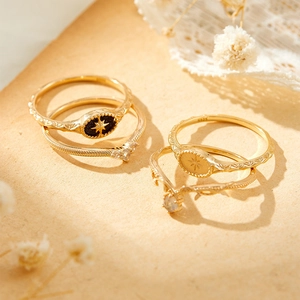 Set of 4 gold S925 silver rings with star motifs and V-shaped crystals on lace decor