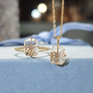 Elegantes s925 Silber Schmuckset mit rechteckigem Kristallanhänger und Ring in Gold
