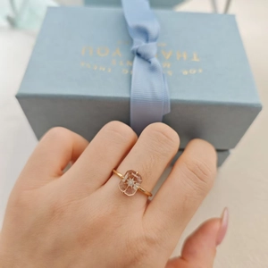 Eleganter S925 Silberring vergoldet mit weißem Kristall im Smaragdschliff auf Geschenkbox