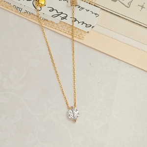 Élégant collier en argent S925 doré avec pendentif moissanite sur fond de vintage