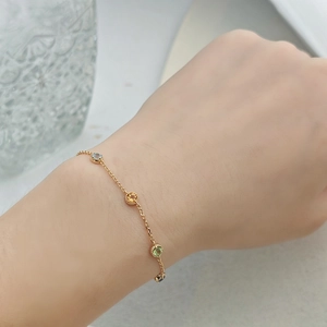 Bracelet bulles arc-en-ciel en argent doré avec pierres précieuses colorées sur un poignet