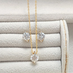 Détail de l'ensemble collier et boucles d'oreilles en argent s925 avec moissanite mobile