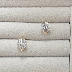 Boucles d'oreilles clous en argent S925 avec moissanite et barre géométrique dorée