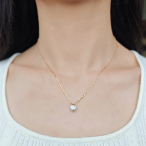 Vue détaillée d'un élégant collier pendentif moissanite dorée taille marquise sur un mannequin