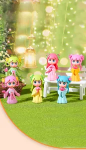 Détail de 6 figurines de fées de maison de poupée avec fleurs de lotus sur un banc miniature