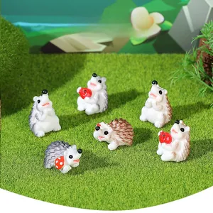 Détail de figurines hérisson miniatures en résine avec champignons pour jardins de fées