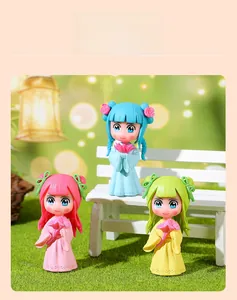 Vue détaillée de trois figurines de fées en robes colorées pour décor de voiture ou paysage