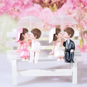 Creative PVC Kissing Couple Figurine With Transparent Umbrella Wedding Party Desktop Cake Topper Miniature Home Decor Ornament