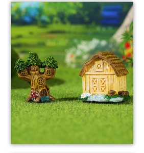 Miniatur-Baumhaus aus Harz mit Holzstruktur und Pilzdetails für die Gartendeko