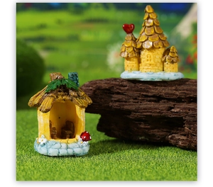 Detailansicht von zwei Miniatur-Häusern aus Harz für die Mikro-Landschaftsgartendekoration