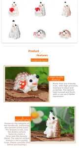Vue détaillée de figurines hérisson en résine avec champignon rouge et pomme