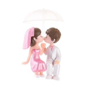 Creative PVC wedding couple figurines with umbrella for desk and cake decoration