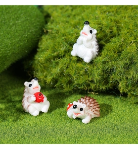 Détails de trois figurines hérissons en résine avec pomme et champignon pour micro paysage