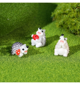 Gros plan détaillé de trois hérissons miniatures en résine pour paysage de micro-jardin