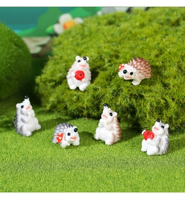 Vue détaillée de 6 hérissons miniatures en résine avec champignons rouges pour jardin féerique