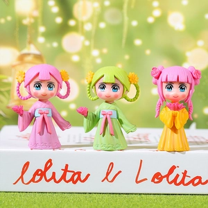 Trois figurines de fées pour maison de poupée en rose vert et jaune décor