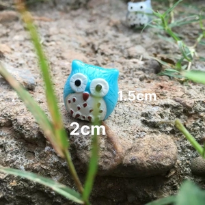 Macro shot of 1.5cm blue resin owl figurine for DIY miniature moss landscaping and decor